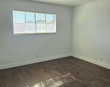 1501 Crescent Circle - Photo Thumbnail 7