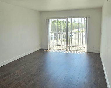 1501 Crescent Circle - Photo Thumbnail 2