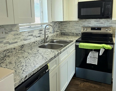 1501 Crescent Circle - Photo Thumbnail 4