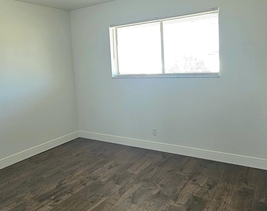 1501 Crescent Circle - Photo Thumbnail 6