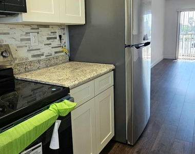 1501 Crescent Circle - Photo Thumbnail 5