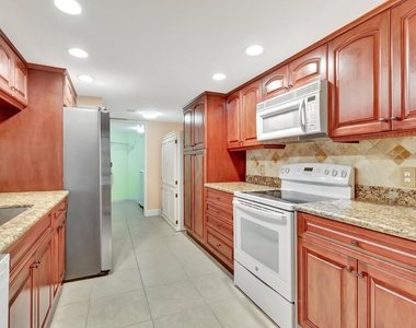 1915 Lavers Circle - Photo Thumbnail 12