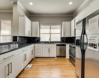 4432 Bowser Avenue - Photo Thumbnail 5