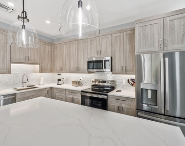 425 Hugh Street - Photo Thumbnail 9