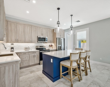 425 Hugh Street - Photo Thumbnail 6