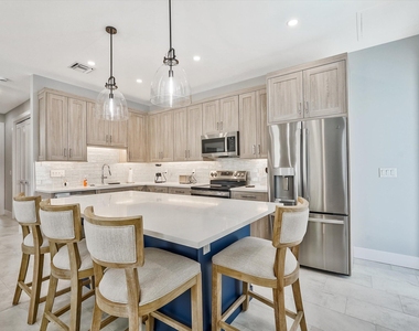 425 Hugh Street - Photo Thumbnail 8