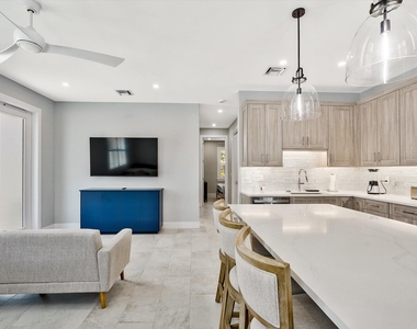 425 Hugh Street - Photo Thumbnail 12