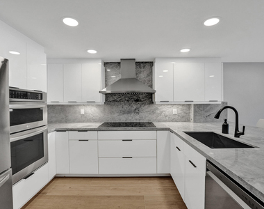 876 Jeffery Street - Photo Thumbnail 4