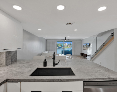 876 Jeffery Street - Photo Thumbnail 6