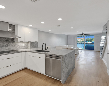 876 Jeffery Street - Photo Thumbnail 3