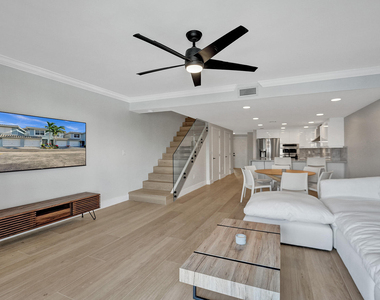 876 Jeffery Street - Photo Thumbnail 9