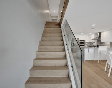 876 Jeffery Street - Photo Thumbnail 11