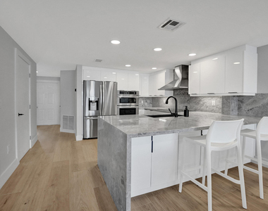876 Jeffery Street - Photo Thumbnail 2