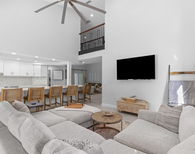 1050 Brooks Lane - Photo Thumbnail 13