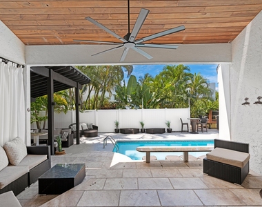 1050 Brooks Lane - Photo Thumbnail 16