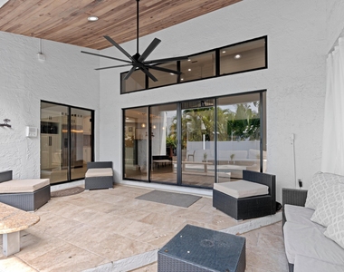 1050 Brooks Lane - Photo Thumbnail 15