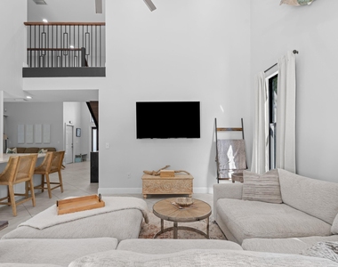 1050 Brooks Lane - Photo Thumbnail 12