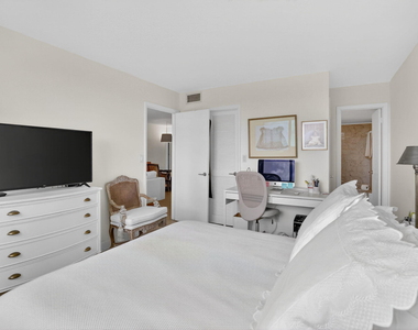 9820 S Hollybrook Lake Drive - Photo Thumbnail 4