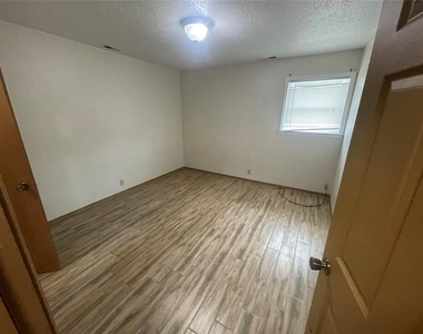 716 N Elm Street - Photo Thumbnail 3