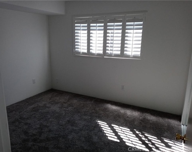 5255 Bellingham Avenue - Photo Thumbnail 11