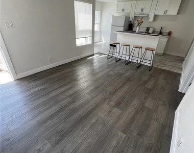 4518 S Normandie Avenue - Photo Thumbnail 6