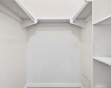 160 Greentree - Photo Thumbnail 1