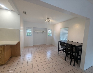 1447 W 37th Place - Photo Thumbnail 4