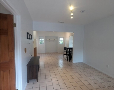 1447 W 37th Place - Photo Thumbnail 5