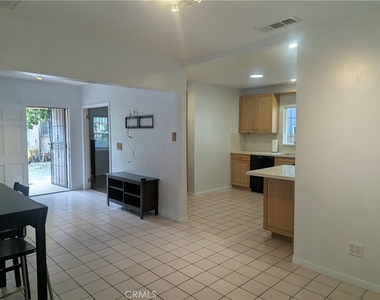1447 W 37th Place - Photo Thumbnail 3