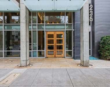 235 Berry Street - Photo Thumbnail 4