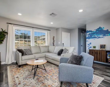 60206 Latham - Photo Thumbnail 2