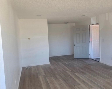 11742 Jacaranda Avenue - Photo Thumbnail 5