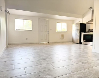 3233 E Cameron Avenue - Photo Thumbnail 4