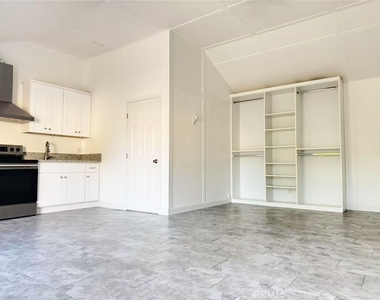 3233 E Cameron Avenue - Photo Thumbnail 2