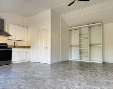 3233 E Cameron Avenue - Photo Thumbnail 3