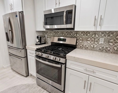 838 S Barrington Avenue - Photo Thumbnail 6