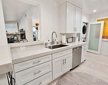838 S Barrington Avenue - Photo Thumbnail 7