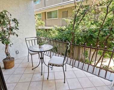 838 S Barrington Avenue - Photo Thumbnail 12