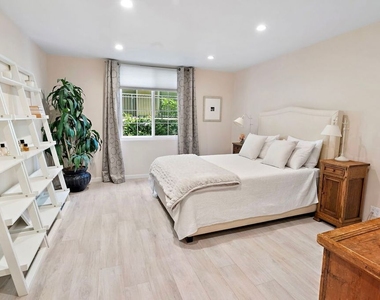 838 S Barrington Avenue - Photo Thumbnail 9