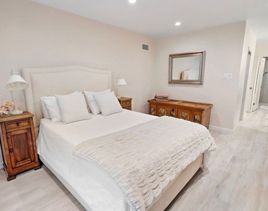 838 S Barrington Avenue - Photo Thumbnail 8