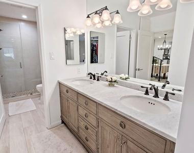 838 S Barrington Avenue - Photo Thumbnail 10