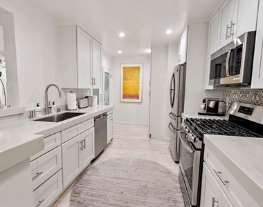 838 S Barrington Avenue - Photo Thumbnail 4