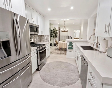 838 S Barrington Avenue - Photo Thumbnail 5