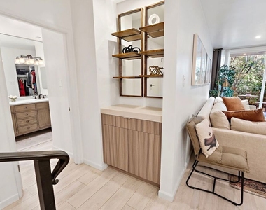 838 S Barrington Avenue - Photo Thumbnail 3