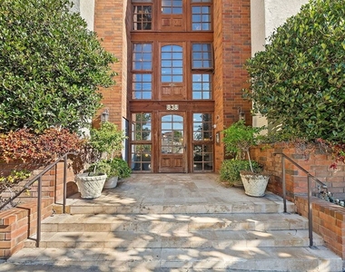 838 S Barrington Avenue - Photo Thumbnail 18