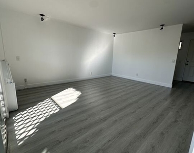 9018 Keith Avenue - Photo Thumbnail 5
