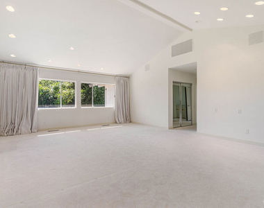 811 N Hillcrest Road - Photo Thumbnail 17