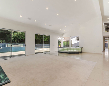 811 N Hillcrest Road - Photo Thumbnail 5