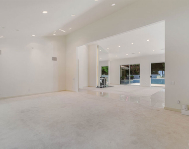 811 N Hillcrest Road - Photo Thumbnail 7