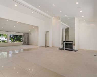 811 N Hillcrest Road - Photo Thumbnail 3